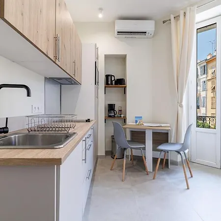 T2 Situe Au Centre-ville De *